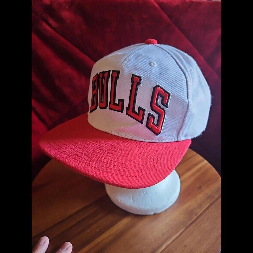 Mitchell & Ness Core Basic Chicago Bulls Wht/Red Snapback OSFA - Picture 2 of 7